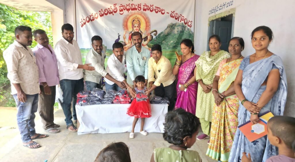 పాఠశాల విద్యార్థులకు దుస్తులు పంపిణి 