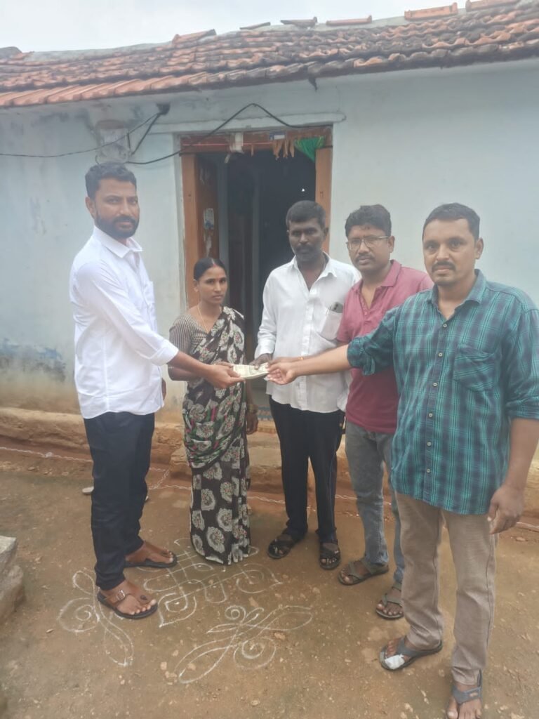 బాధిత కుటుంబానికి ఆర్ధిక సాయం 