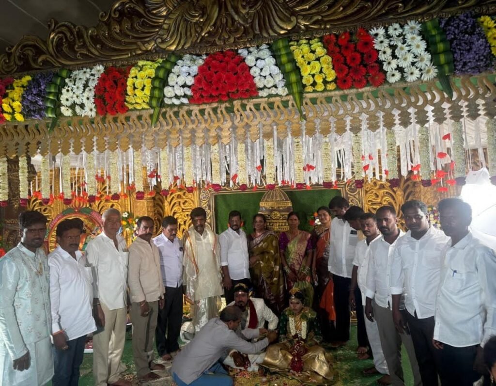 వివాహానికి హాజరై నూతన వధూవరులను ఆశీర్వదించిన ఎలిమినేటి జంగారెడ్డి