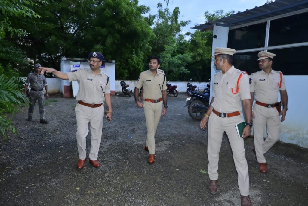 మహబూబాబాద్ జిల్లా తొర్రూర్ పోలీస్ స్టేషన్‌ను ఆకస్మికంగా తనిఖీ చేసిన జిల్లా ఎస్పీ డా. శబరీష్, ఐపీఎస్