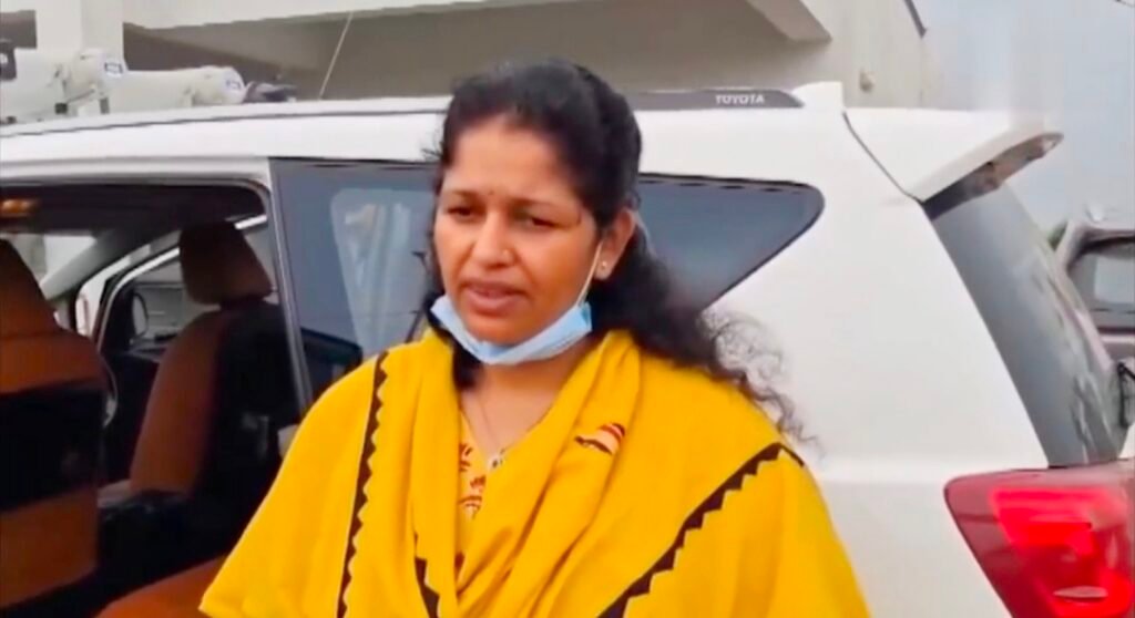 మధ్యప్రదేశ్* *కల్తీ మద్యం తాగి 12 మంది మృతి.. 6 షాపులు సీజ్*