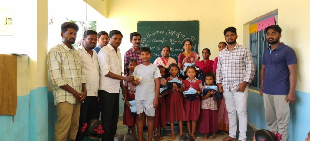 కందికొండ పాఠశాల విద్యార్థులకు యూనిఫాంల పంపిణీ పరిసరాల పరిశుభ్రతపై అవగాహన