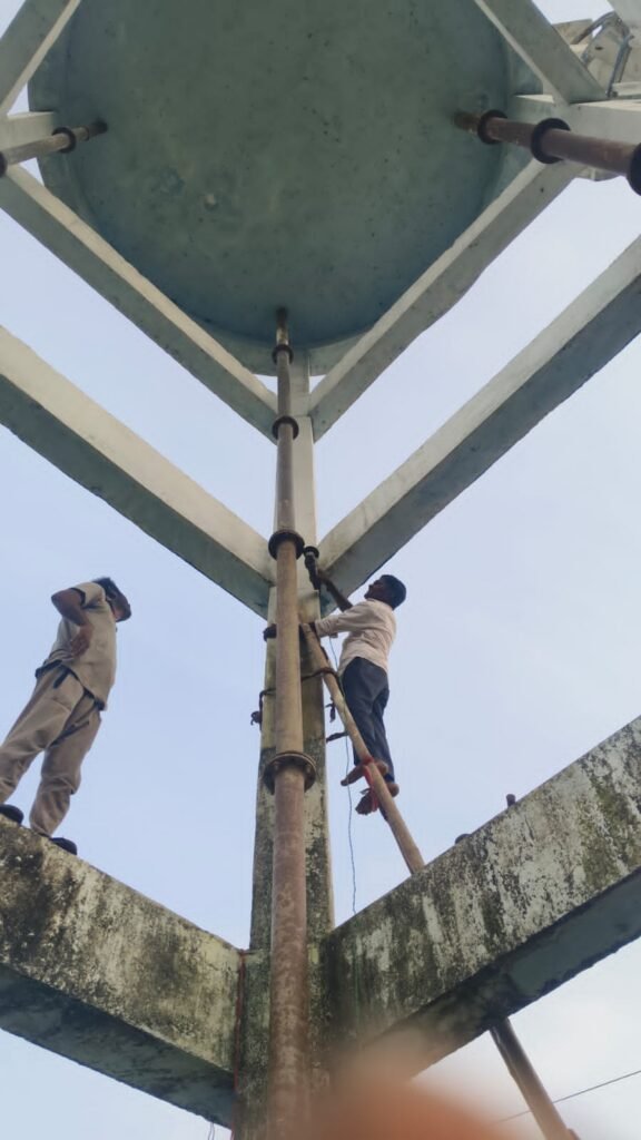 మిషన్ భగీరథ పైప్‌లైన్ లీకేజీకి సర్పంచ్ స్వయంగా మరమ్మతులు*