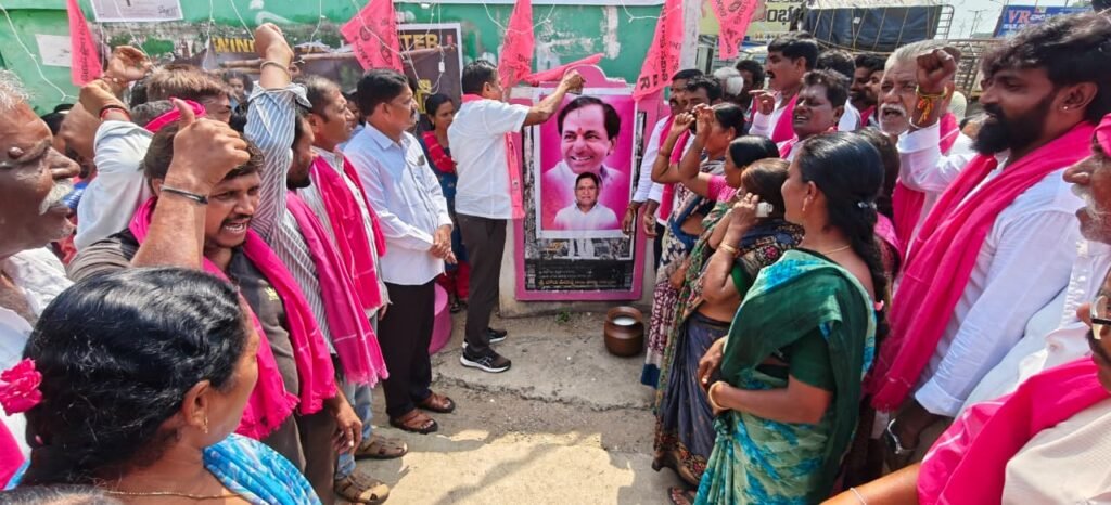 కేసీఆర్ చిత్రపటానికి పాలాభిషేకం చేసిన మాజీ ఎమ్మెల్యే రెడ్యానాయక్*