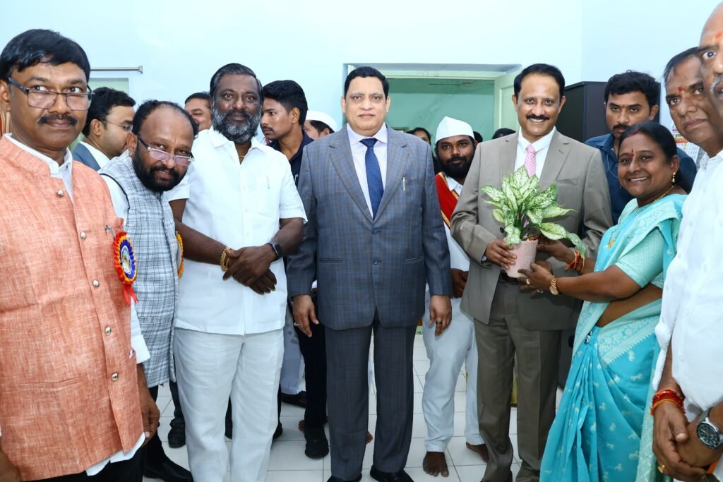 హైకోర్టు న్యాయమూర్తులను మర్యాదపూర్వకంగా కలిసిన* *కార్గిల్‌ సొసైటీ చైర్మన్‌ రాంబాబు*