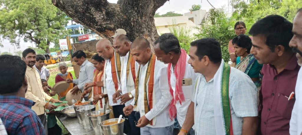 మరిపెడ పద్మశాలి సేవా సంఘం ఆధ్వర్యంలో మహా అన్నదానం సేవా కార్యక్రమాల్లో భాగంగా భక్తులు, ప్రజలకు అన్నప్రసాద వితరణ