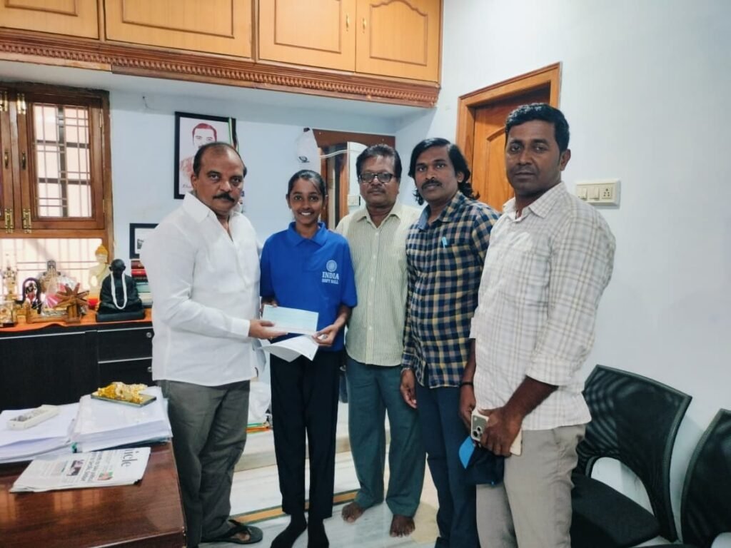 చైనాలో జరిగే ఆసియా కప్ సాఫ్ట్ బాల్ పోటీలకు ఎంపికైన హనుమకొండ క్రీడాకారిణి సాయి వర్షిణికి*