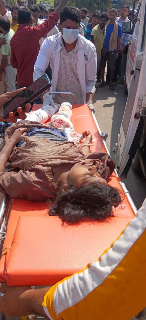 లారీని ఢీకొన్న ఆటో.. ముగ్గురు యువతులు మృతి