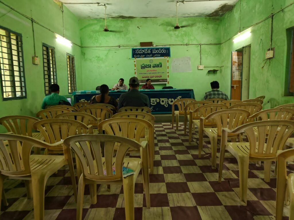 బోనకల్ ఎంపీడీవో కార్యాలయంలో వెనుతిరుగుతున్న బాధితులు