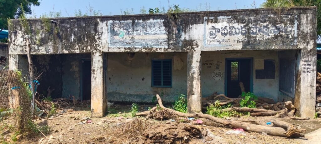 శిథిలావస్థలో సర్కారు బడి.. విద్యార్థులకు భద్రత కరువు
