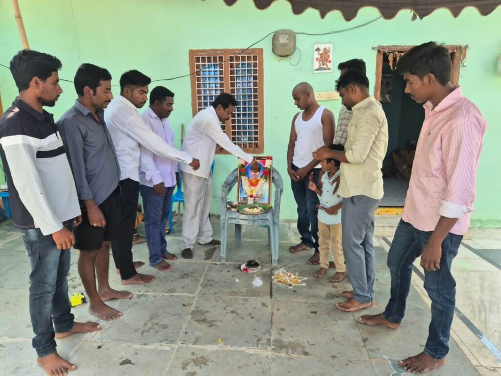 బయ్య బాలమల్లు దశదిన కర్మ కార్యక్రమంలో పాల్గొన్న డ్యాగల శ్రీనివాస్ ముదిరాజ్*